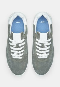 Hallid hall nahkstiil sneakerid valgete aktsentidega, paelad ja sinise tekstuuriga sisetald. Omab madalat profiili ja ümarat varbaosa.