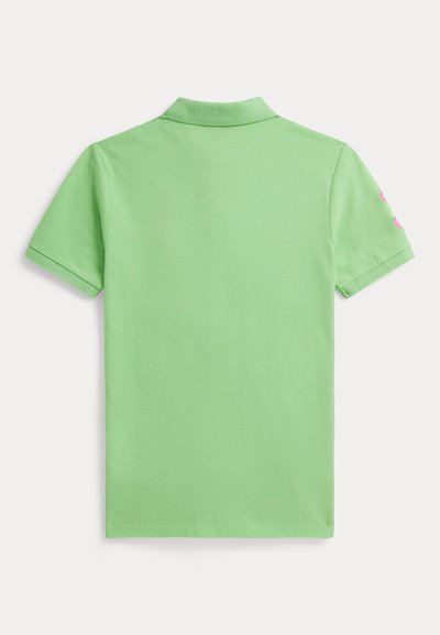 Polo vert en coton texturé. Manches courtes, col plat et dos uni avec un accent rose sur une manche.