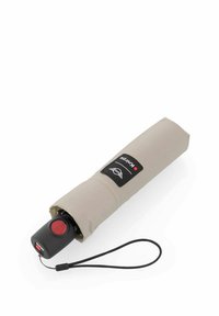 Compact beige paraplu met een zwarte handgreep, voorzien van een rode knop voor het openen en een polsbandje. De stoffen hoes heeft een logo-patch.