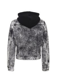 Jeansjack met een vervaagde zwart en grijze afwerking, cropped ontwerp, en een zwarte capuchon. Kenmerken zijn traditionele stiknaden en knoopaccenten.