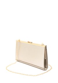 Béžová obdĺžniková kabelka na večierok so zlatým kovovým rámom a dlhým zlatým reťazovým remienkom, stojaca na bielom pozadí.