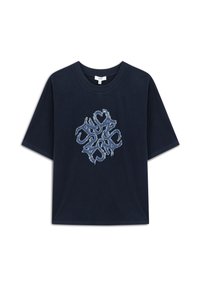 Marineblauwe katoenen t-shirt met een losse pasvorm, voorzien van een blauw versleten grafisch patroon in het midden en een ronde halslijn.