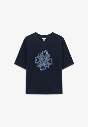 Námořnická modrá bavlněná tričko s volným střihem, s modrým oprýskaným grafickým vzorem ve středu a kulatým výstřihem.