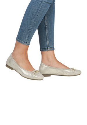 Silberne Ballerinas mit glatter Textur, runder Spitze und dekorativen goldenen Hardware-Details an der Vorderseite. Niedriger, flacher Absatz.
