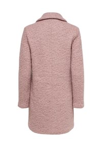 Rosa ullkappa med en strukturerad yta, rak snitt och sned krage; har långa ärmar och en medellång design.