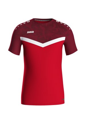 Maglietta sportiva rossa con spalle a motivo rosso scuro, una striscia a chevron bianca sul petto e piccoli loghi sul petto superiore e sulle spalle.