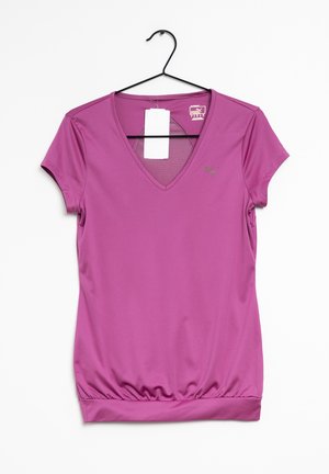 Lila Puma Sportshirt mit kurzen Ärmeln, V-Ausschnitt und elastischem Bund, hängt auf einem schwarzen Kleiderbügel mit weißem Etikett.