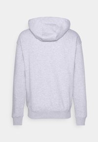 Sudadera con capucha gris de textura suave, que presenta un corte relajado, mangas largas y un dobladillo cosido. Sin marcas ni detalles visibles.