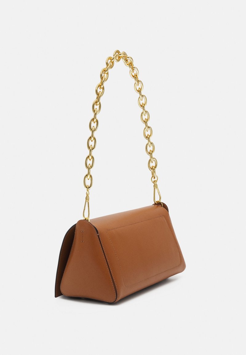 Sac à main en cuir marron avec côtés triangulaires et bandoulière épaisse en chaîne dorée détachable, présenté sur fond blanc.