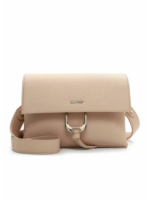 Beige strukturierte Leder-Umhängetasche mit Klappverschluss, silberner Schnalle und verstellbarem Schulterriemen. Markenname mittig auf der Klappe.