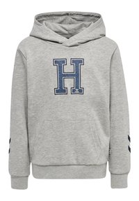 Sudadera gris con un gran logo en color marino "H" en el pecho, un bolsillo frontal y rayas de acento en color marino en las mangas. Textura de tela suave.
