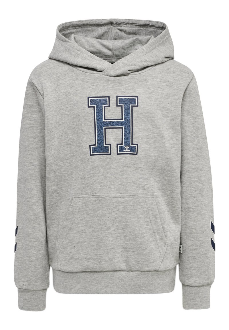 Sudadera gris con un gran logo en color marino "H" en el pecho, un bolsillo frontal y rayas de acento en color marino en las mangas. Textura de tela suave.
