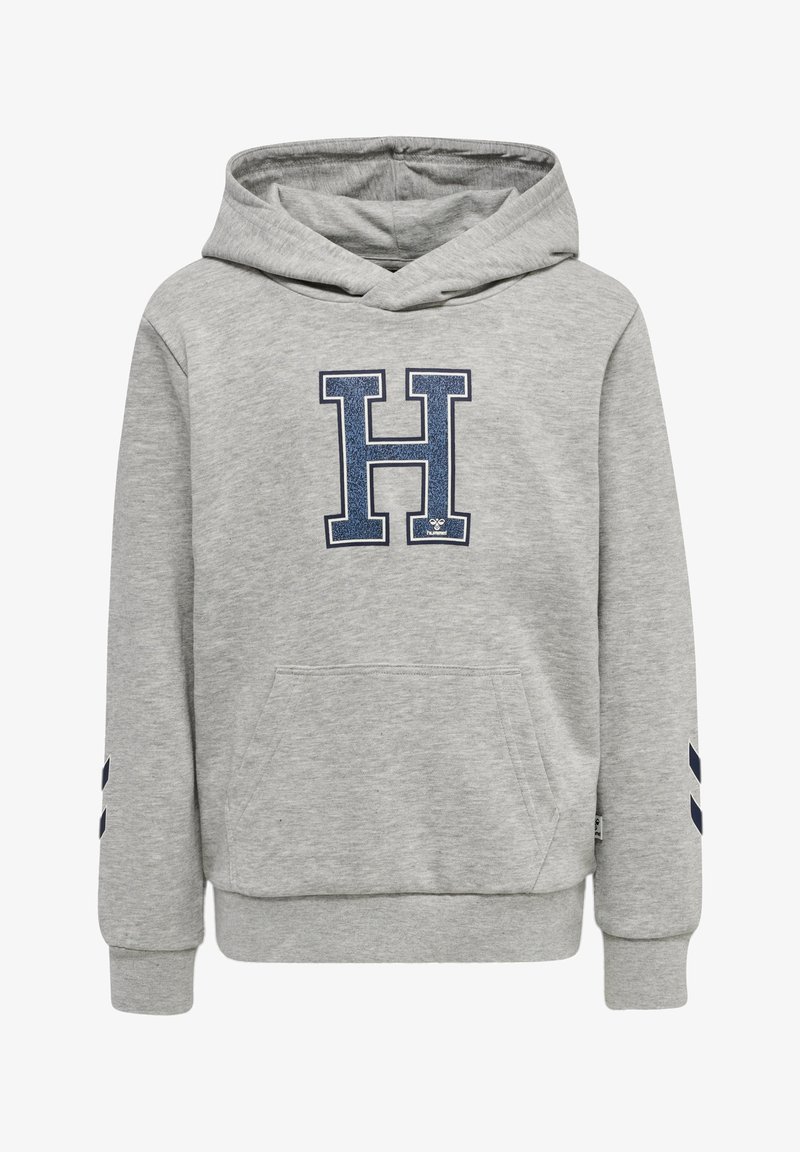 Sudadera gris con un gran logo en color marino "H" en el pecho, un bolsillo frontal y rayas de acento en color marino en las mangas. Textura de tela suave.