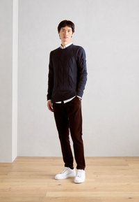 Lindbergh MEGA CABLE O-NECK - Stickad tröja - navy