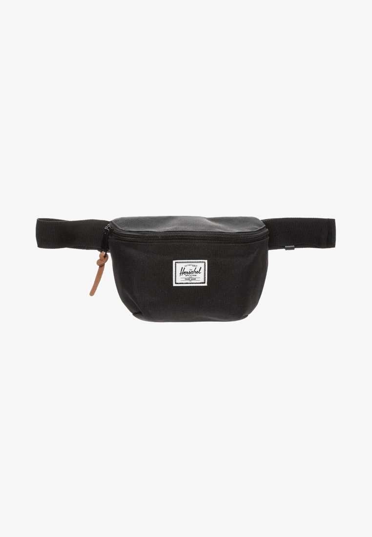 Sac banane compact en tissu noir avec fermeture éclair, sangles ajustables et patch de marque rectangulaire blanc au centre avant.