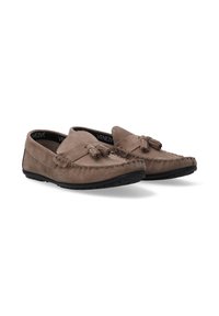 Brune ruskindsloafers med rund tå, dekorative kvaster og dekorativ syning. Sorte gummisåler for greb og fleksibilitet.