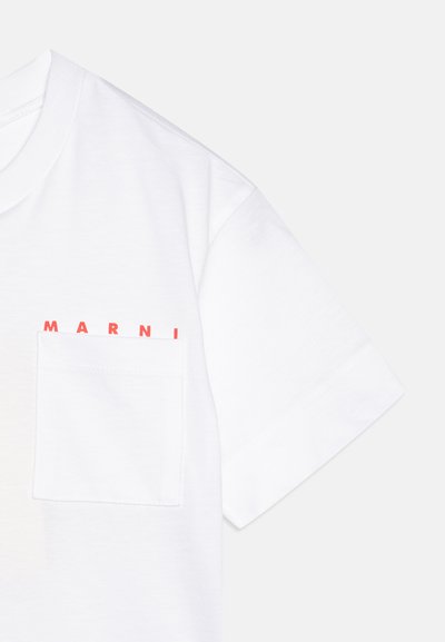 Camiseta de algodón blanca con un bolsillo en el pecho izquierdo y texto rojo "MARNI" en una fuente en negrita. Mangas cortas y cuello redondo. Textura suave.