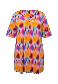 Túnica de cuello en V y mangas cortas con un vibrante patrón de tie-dye multicolor en tonos naranjas, rosas y azules. Tejido suave con un corte relajado.
