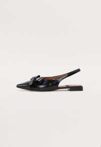 Zapato de charol negro tipo slingback con punta afilada y un detalle de moño. Presenta un tacón bajo y una textura suave, ofreciendo un diseño elegante.