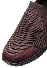 Slipper mit einem oberen Teil aus weinrotem Mesh und Wildlederakzenten, ausgestattet mit einer schlanken Form und einer schwarzen Gummisohle. Mit strukturierten Belüftungsdetails.