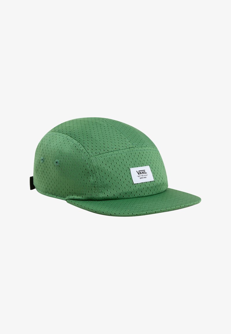 Casquette verte en matériau perforé, avec un bord plat et un patch logo Vans sur le devant. Surface texturée avec un sommet arrondi.