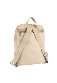 Zaino beige realizzato in materiale liscio, con zip superiore, tasca frontale e spallacci in tessuto regolabili. Presenta dettagli in metallo argentato.