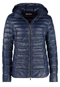 Granatowa kurtka puchowa z kapturem, z zamkiem błyskawicznym, pikowaną fakturą oraz smukłym, lekkim krojem.