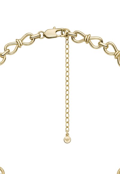 Collier ton or avec des maillons ovales entrelacés, un fermoir de type homard et une extension de chaîne terminée par un petit pendentif logo.