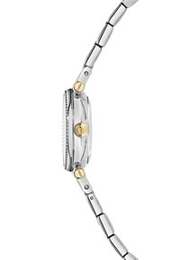 Ceas din metal argintiu, cu carcasă rotundă, accente aurii pe coroana și brățara, bezel texturat și brățară din oțel inoxidabil lustruit.