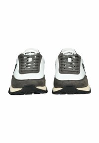 Sportliche Sneakers mit einem Obermaterial aus weißem Leder und dunkelgrauen Wildlederelementen, ausgestattet mit grauen Schnürsenkeln und einer schwarzen Gummisohle für besseren Halt.