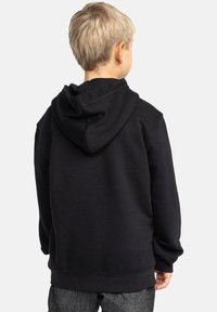 Sudadera negra con capucha que presenta mangas largas, un bolsillo tipo canguro, puños acanalados y un dobladillo recto. Tejido suave y diseño neutro.