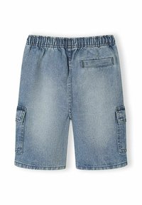 Shorts en jean bleu clair avec taille élastique, deux poches cargo latérales et une poche arrière sans bouton ni fermeture éclair.
