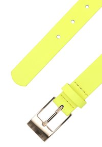 Neon gul läderbälte med en mjuk yta, utrustat med en guldtonad metallspänne och fem justeringshål.