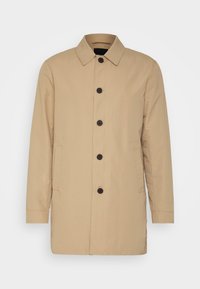Beige jas van een gladde stof, met een puntige kraag, een frontsluiting met zes donkere knopen en twee zijzakken.