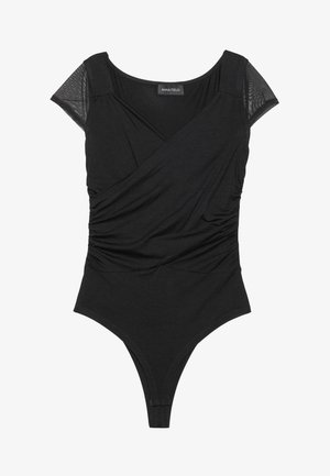 Bodysuit negro con mangas cortas de malla, escote en V y detalles de tela fruncida en la cintura. Corte de tanga en la parte inferior. Textura suave.