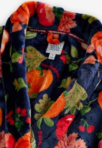 Halat de baie din fleece, cu un fundal bleumarin și modele colorate de fructe și frunze. Textură moale, cu guler tip șal și etichetă cu logo.