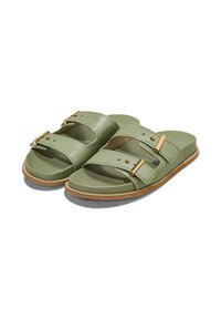 Gröna sandaler i konstläder med två breda remmar, guldfärgade detaljer och en texturerad brun sula. Platt design.