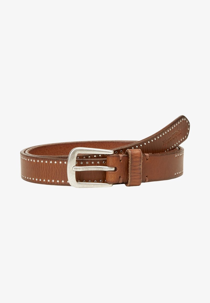 Ceinture en cuir marron enroulée avec boucle en métal argenté et petits clous argentés sur les bords.