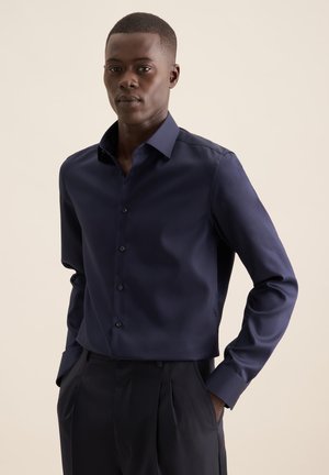 Kräftig blause Langarmshirt aus glattem Stoff, mit durchgehender Knopfleiste, spitzem Kragen und tailliertem Schnitt mit Knopfdetails.