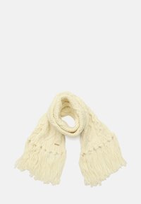 Sciarpa di maglia color crema con un intricato motivo a treccia, estremità frangiate e una texture morbida con un piccolo logo decorativo.