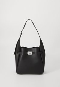 Sac à épaule en cuir noir avec une forme incurvée, présentant un accent en métal argenté et des sangles plates. Texture lisse avec un minimum de détails.