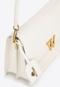 Borsa a mano in pelle bianca con superficie texturizzata, hardware dorato e un logo "W" prominente. Presenta un'etichetta staccabile e una tracolla sottile.