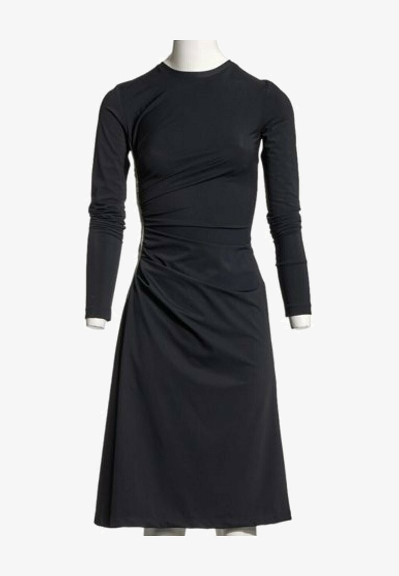 Robe noire à manches longues longue jusqu'aux genoux avec un col rond et de légers fronces sur le côté, présentée sur un mannequin blanc.
