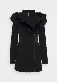 Czarna kurtka puchowa z odpinanym sztucznym futrem na kapturze, pikowana struktura, zamek błyskawiczny z przodu oraz pionowe prążkowane akcenty po bokach.