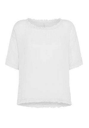Biały krótki rękaw top o luźnym kroju, wykonany z teksturowanej tkaniny. Posiada surowo wykończoną linię dekoltu i hem, co nadaje mu swobodny wygląd.