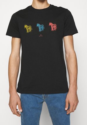 T-shirt en coton noir avec trois zèbres stylisés en jaune, bleu et rouge. Col rond simple et manches courtes.