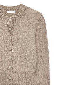 Beež värvi kootud kardigan ümmarguse kaelusega, kuue tekstuuriga nupuga ees ning soonikkoes äärtega varrukaotstes ja allosas.