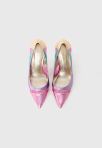 Multicolored hakken met een puntige neus, metallic roze en paarse materialen, en uitgesneden zijaccenten in teal en roze.