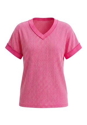 T-shirt rose à manches courtes avec col en V, fines rayures blanches verticales et poignets repliés sur fond uni.