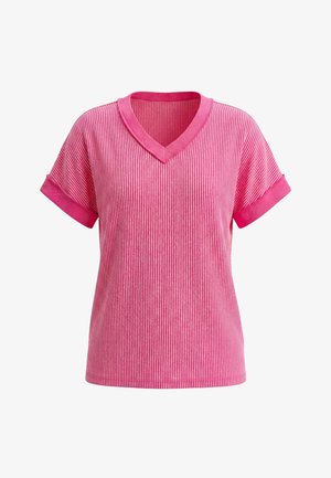 Różowa koszulka z krótkim rękawem i dekoltem w serek, z cienkimi pionowymi białymi paskami oraz podwiniętymi mankietami na jednolitym tle.